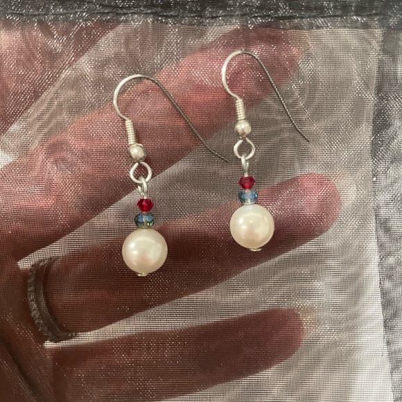 Pearl like dangle earrings - Picture 3 of 3